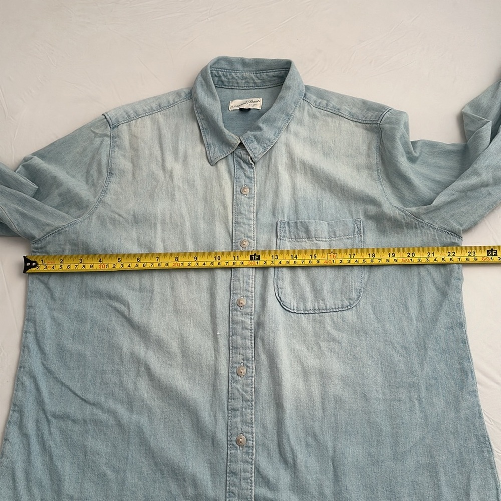 Universal Threads Light Wash Distressed Denim But… - image 7